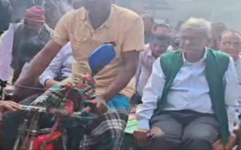 ঠাকুরগাঁওয়ে রিকশা ভ্যানে চেপে জনতার দুয়ারে মির্জা ফখরুল